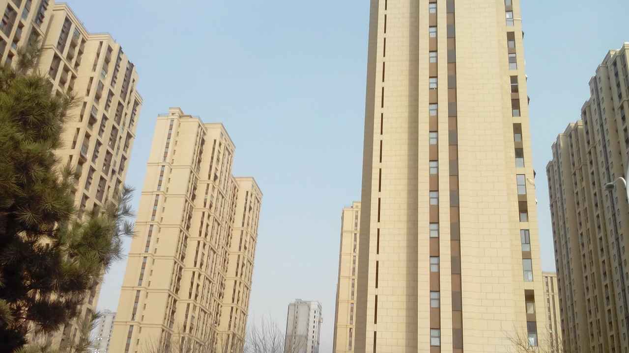 賀山東新佳供綠的中央廣場(chǎng)真石漆8萬(wàn)平即將完工
